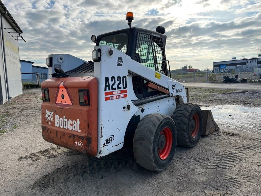 Bobcat A 220 - Мини челен товарач: снимка 3 Bobcat A 220 - Мини челен товарач: снимка 3
