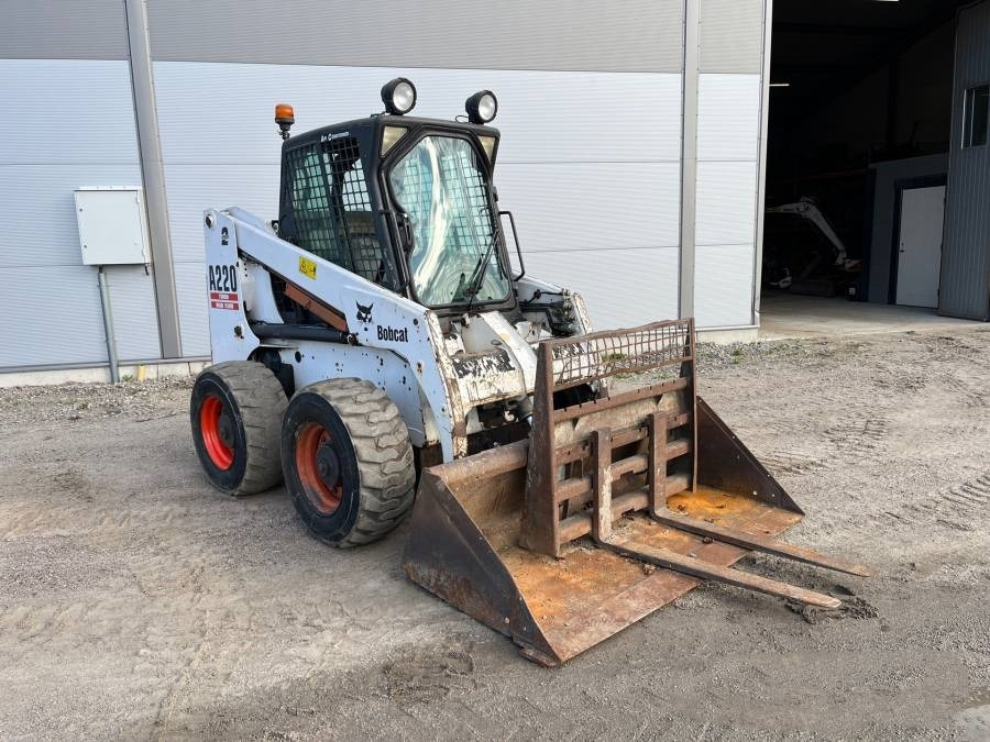 Bobcat A 220 - Мини челен товарач: снимка 2 Bobcat A 220 - Мини челен товарач: снимка 2