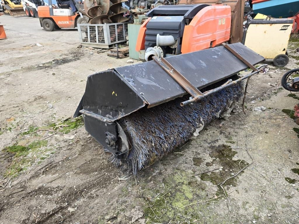 Bobcat Bobcat - Четка за Строителна техника: снимка 1 Bobcat Bobcat - Четка за Строителна техника: снимка 1