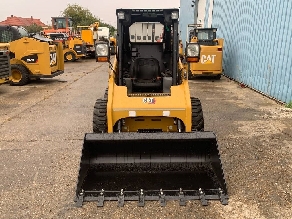 CAT 216 B 3 - Мини челен товарач: снимка 4 CAT 216 B 3 - Мини челен товарач: снимка 4