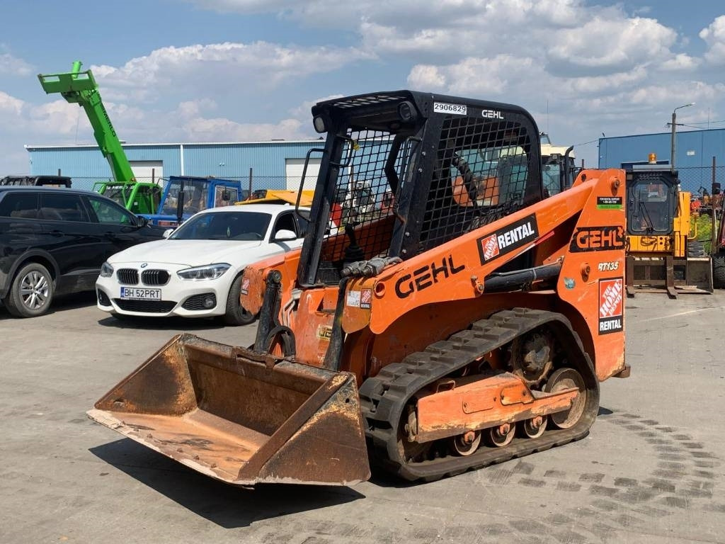 Gehl RT135 - Мини верижен товарач: снимка 1 Gehl RT135 - Мини верижен товарач: снимка 1