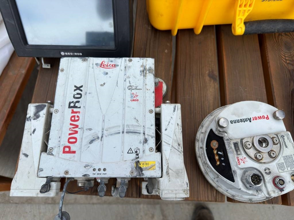 Leica Power Antenna Bluetooth + Power Supply BOX - Навигационна система за Строителна техника: снимка 2 Leica Power Antenna Bluetooth + Power Supply BOX - Навигационна система за Строителна техника: снимка 2