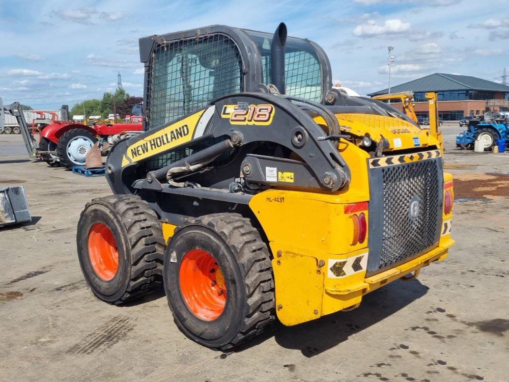 New Holland L 218 - Мини челен товарач: снимка 3 New Holland L 218 - Мини челен товарач: снимка 3