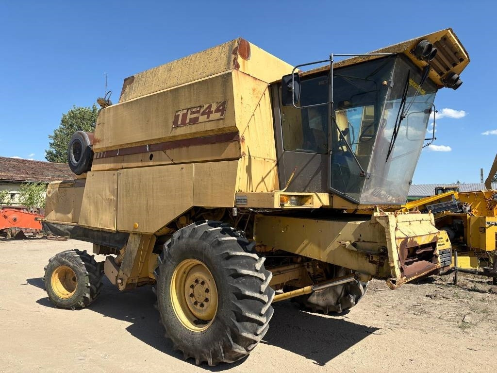 New Holland TF 44  - Зърнокомбайн: снимка 4 New Holland TF 44  - Зърнокомбайн: снимка 4