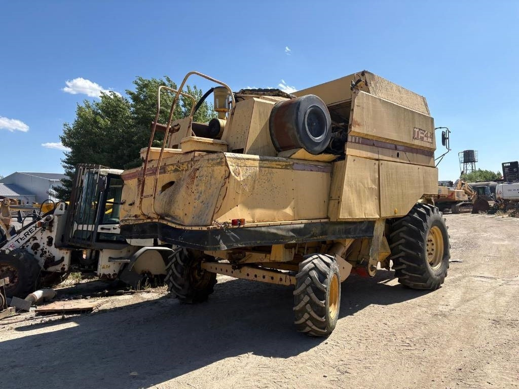 New Holland TF 44  - Зърнокомбайн: снимка 2 New Holland TF 44  - Зърнокомбайн: снимка 2