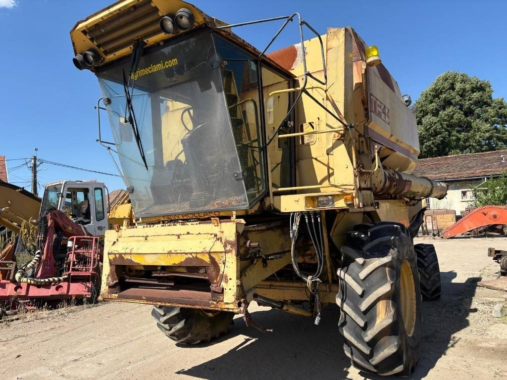 New Holland TF 44  - Зърнокомбайн: снимка 1 New Holland TF 44  - Зърнокомбайн: снимка 1