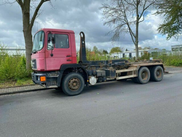 MAN 26.372K 6x4 Abrollkipper AHK Blatt/Blatt - Мултилифт с кука камион: снимка 2 MAN 26.372K 6x4 Abrollkipper AHK Blatt/Blatt - Мултилифт с кука камион: снимка 2