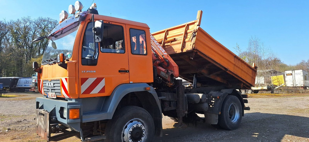 MAN TGM 18.240PS 4x4 3.S-Kipper mit Kran - Самосвал камион, Камион с кран: снимка 1 MAN TGM 18.240PS 4x4 3.S-Kipper mit Kran - Самосвал камион, Камион с кран: снимка 1