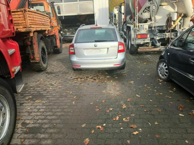 Škoda Octavia Scout Vollausst. 105 KW - Комби: снимка 3 Škoda Octavia Scout Vollausst. 105 KW - Комби: снимка 3