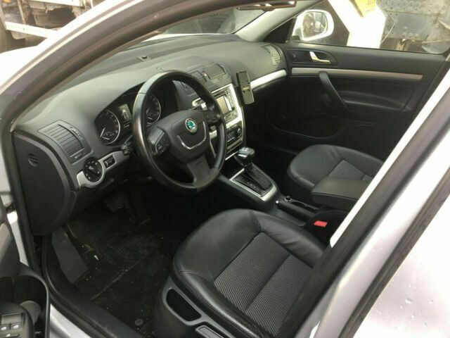 Škoda Octavia Scout Vollausst. 105 KW - Комби: снимка 4 Škoda Octavia Scout Vollausst. 105 KW - Комби: снимка 4