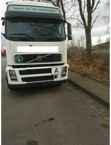 Volvo FH12-420 G.Haus 2xBett Klima Schaltgetriebe Reta - Мултилифт с кука камион: снимка 3 Volvo FH12-420 G.Haus 2xBett Klima Schaltgetriebe Reta - Мултилифт с кука камион: снимка 3
