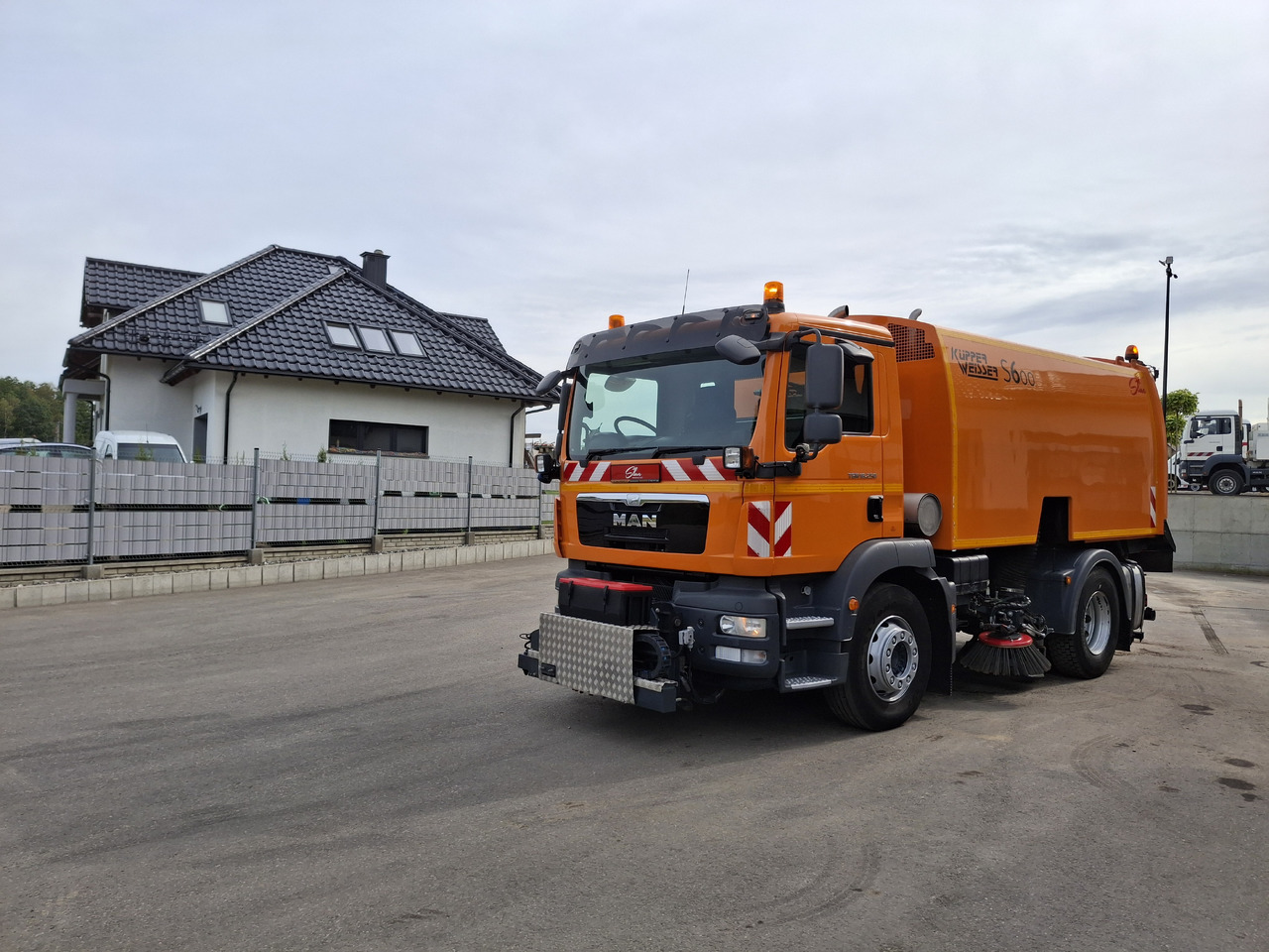 MAN TGM 18.250 Zamiatarka Kupper Weisser BROCK 2 Motoren Szczotki L/R PM10 Odchwaszczarka - Мотометачна машина: снимка 3 MAN TGM 18.250 Zamiatarka Kupper Weisser BROCK 2 Motoren Szczotki L/R PM10 Odchwaszczarka - Мотометачна машина: снимка 3