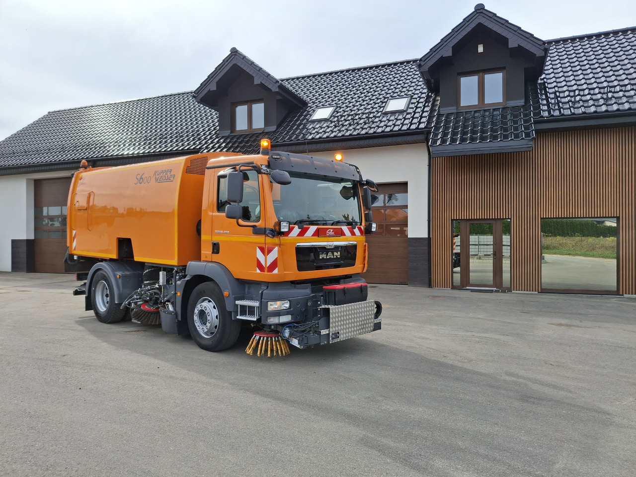 MAN TGM 18.250 Zamiatarka Kupper Weisser BROCK 2 Motoren Szczotki L/R PM10 Odchwaszczarka - Мотометачна машина: снимка 1 MAN TGM 18.250 Zamiatarka Kupper Weisser BROCK 2 Motoren Szczotki L/R PM10 Odchwaszczarka - Мотометачна машина: снимка 1