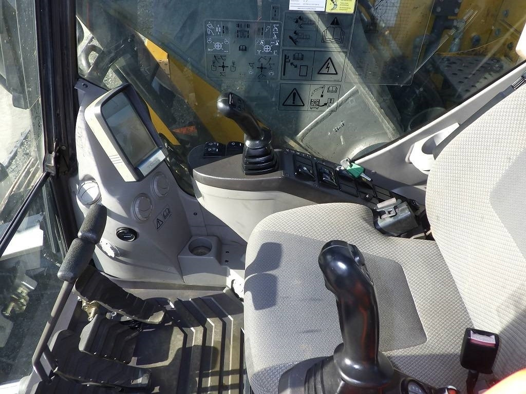 Верижен багер Volvo ECR 235 D: снимка 9