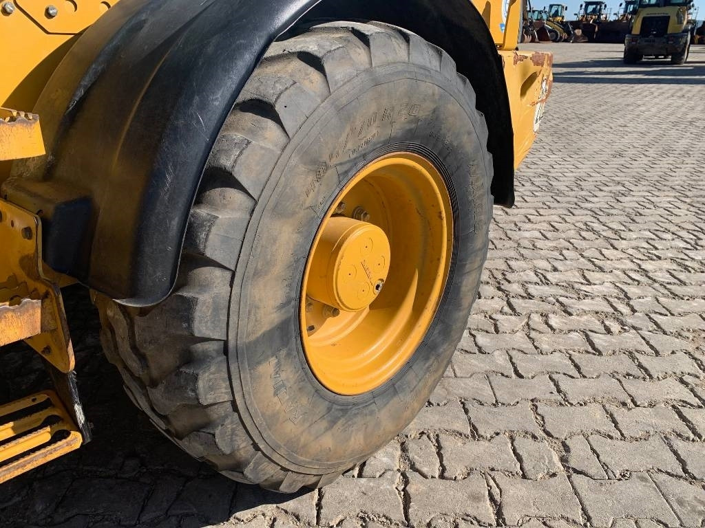 Колесен товарач CAT 908M: снимка 17