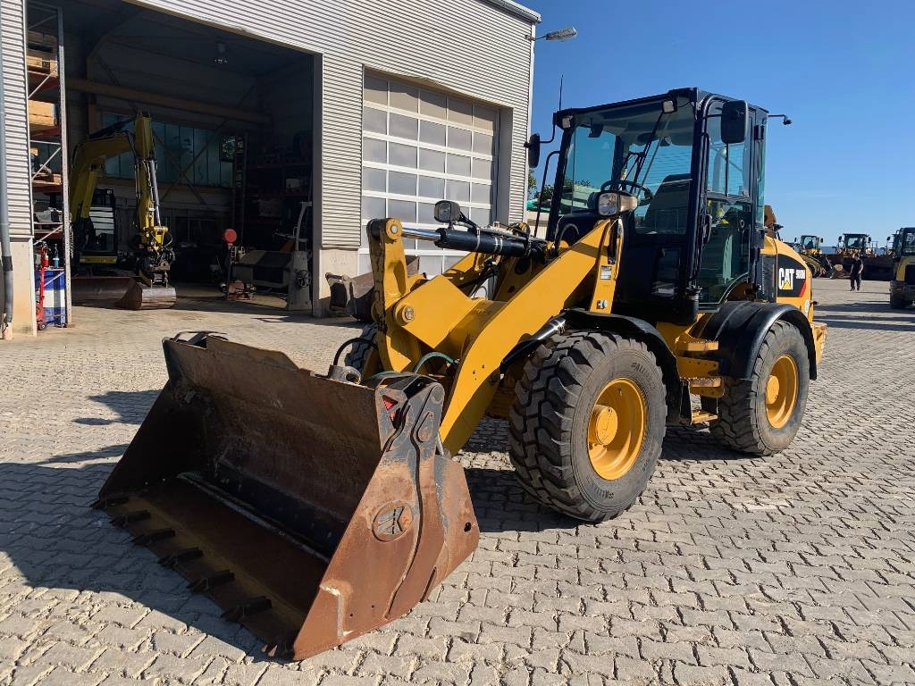 CAT 908M - Колесен товарач: снимка 1 CAT 908M - Колесен товарач: снимка 1