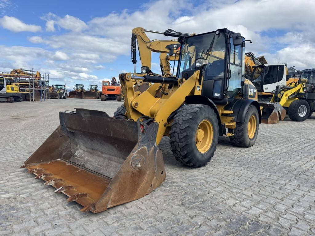 CAT 908M - Колесен товарач: снимка 1 CAT 908M - Колесен товарач: снимка 1