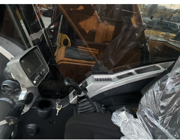 Верижен багер 2022 Hyundai 225: снимка 6