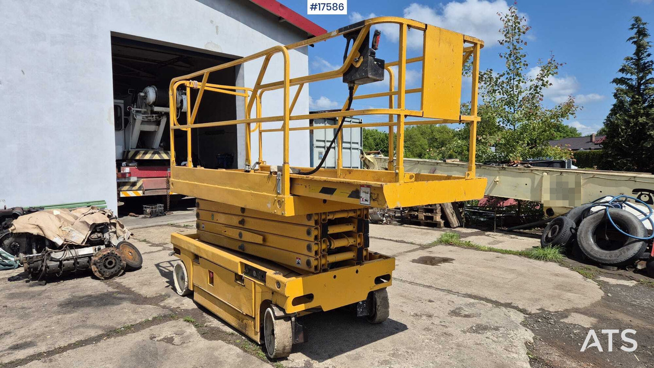 2007 Haulotte Compact 12 - Ножична работна платформа: снимка 1 2007 Haulotte Compact 12 - Ножична работна платформа: снимка 1