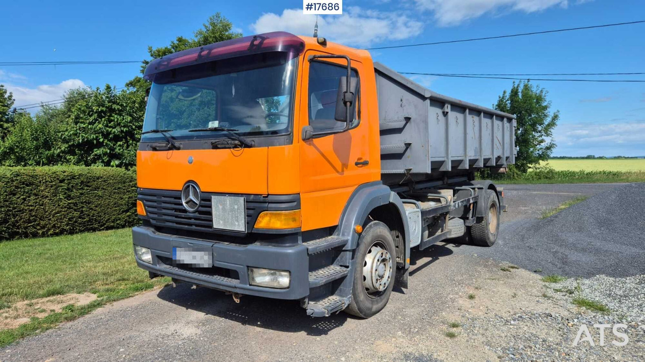 Mercedes-Benz 1828 hooklift (1999) two containers - Мултилифт с кука камион: снимка 1 Mercedes-Benz 1828 hooklift (1999) two containers - Мултилифт с кука камион: снимка 1