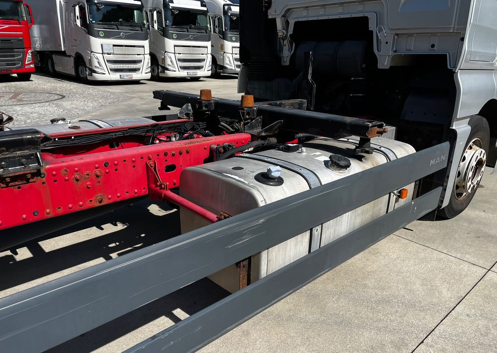 Шаси кабина MAN TGX 18.480 // Euro 5 // 6x2 // BDF // Cały na poduszkach // Automat //: снимка 11 Шаси кабина MAN TGX 18.480 // Euro 5 // 6x2 // BDF // Cały na poduszkach // Automat //: снимка 11