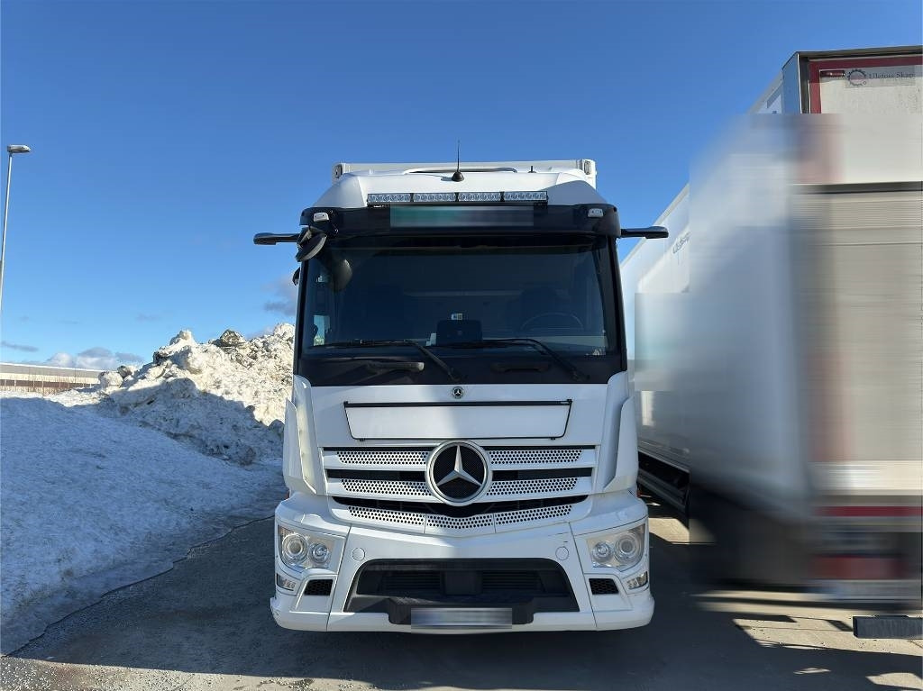 Mercedes-Benz Actros 1833 - Камион фургон: снимка 3 Mercedes-Benz Actros 1833 - Камион фургон: снимка 3