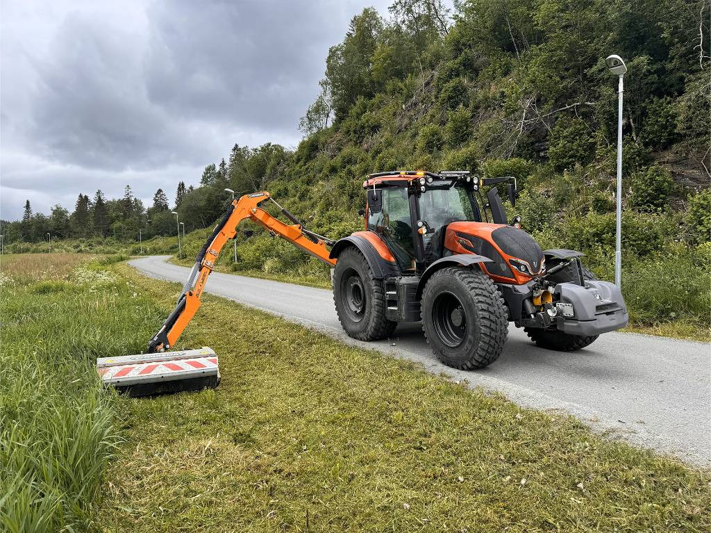 Valtra N175 V inkl. Noremat armklipper kantslåttløsning - Трактор: снимка 1 Valtra N175 V inkl. Noremat armklipper kantslåttløsning - Трактор: снимка 1