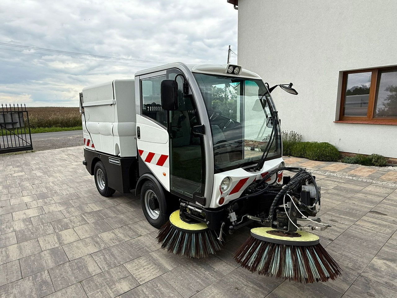Bucher CityCat 2020 Zamiatarka 3 szczotki Klimatyzacja Ka mera cofania - Мотометачна машина: снимка 1 Bucher CityCat 2020 Zamiatarka 3 szczotki Klimatyzacja Ka mera cofania - Мотометачна машина: снимка 1