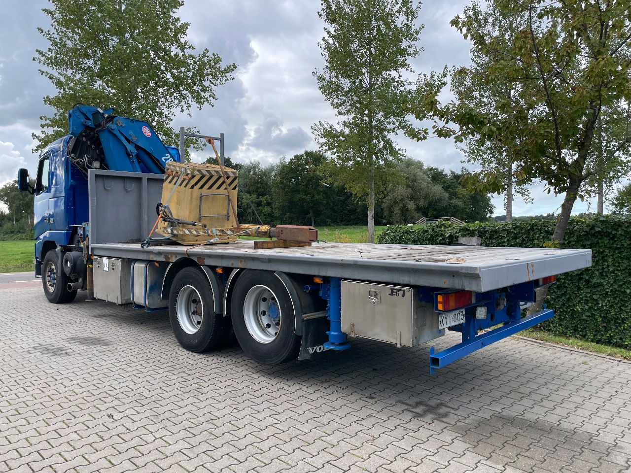 Volvo FH 16 FH16 420 with HMF 2820 crane with jib and front stamps Very Good Condition - Камион с кран: снимка 3 Volvo FH 16 FH16 420 with HMF 2820 crane with jib and front stamps Very Good Condition - Камион с кран: снимка 3