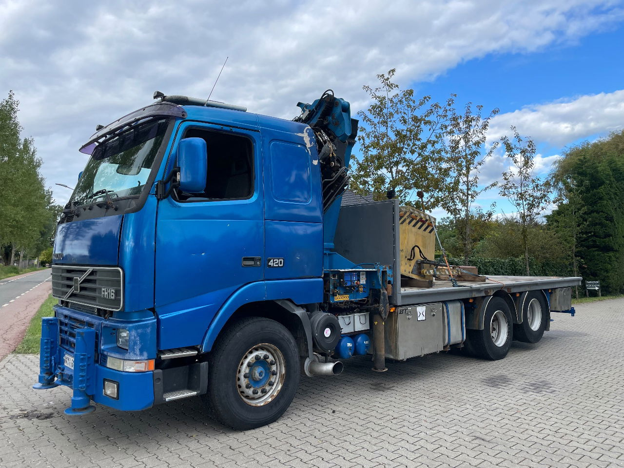 Volvo FH 16 FH16 420 with HMF 2820 crane with jib and front stamps Very Good Condition - Камион с кран: снимка 1 Volvo FH 16 FH16 420 with HMF 2820 crane with jib and front stamps Very Good Condition - Камион с кран: снимка 1
