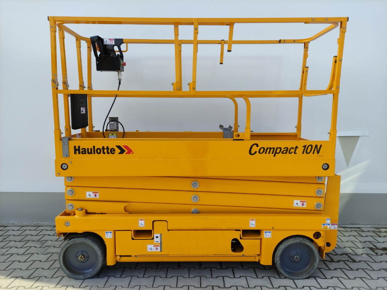 Haulotte Compact 10N - Ножична работна платформа: снимка 1 Haulotte Compact 10N - Ножична работна платформа: снимка 1