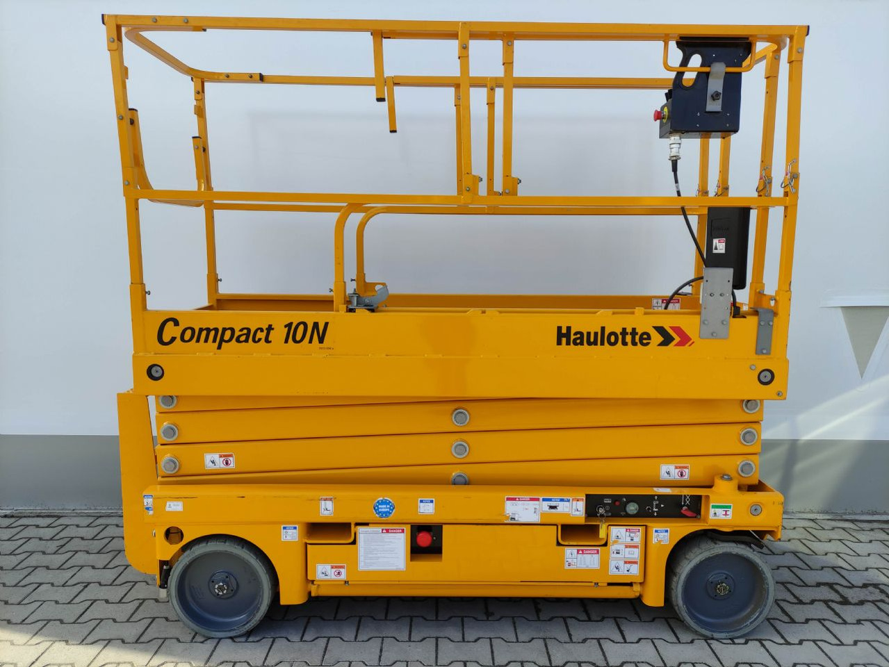 Haulotte Compact 10N - Ножична работна платформа: снимка 2 Haulotte Compact 10N - Ножична работна платформа: снимка 2