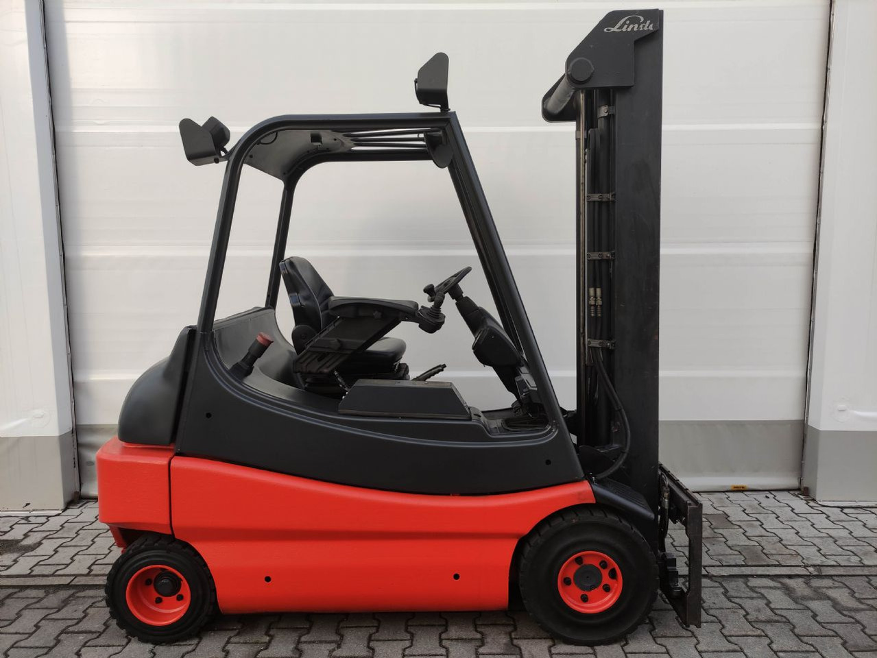 Linde E30-336-03 (LACK NEU) - Електрокар: снимка 2 Linde E30-336-03 (LACK NEU) - Електрокар: снимка 2