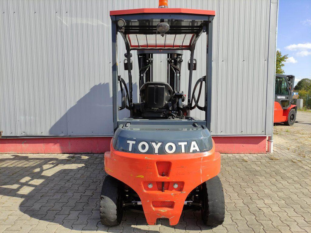 Toyota 8FBMT40 - Електрокар: снимка 4 Toyota 8FBMT40 - Електрокар: снимка 4