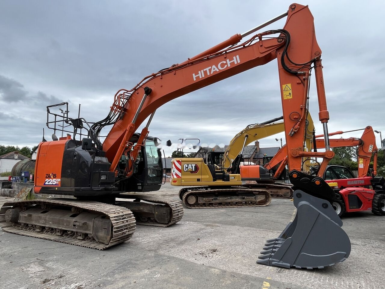 Hitachi ZX225 - Верижен багер: снимка 2 Hitachi ZX225 - Верижен багер: снимка 2
