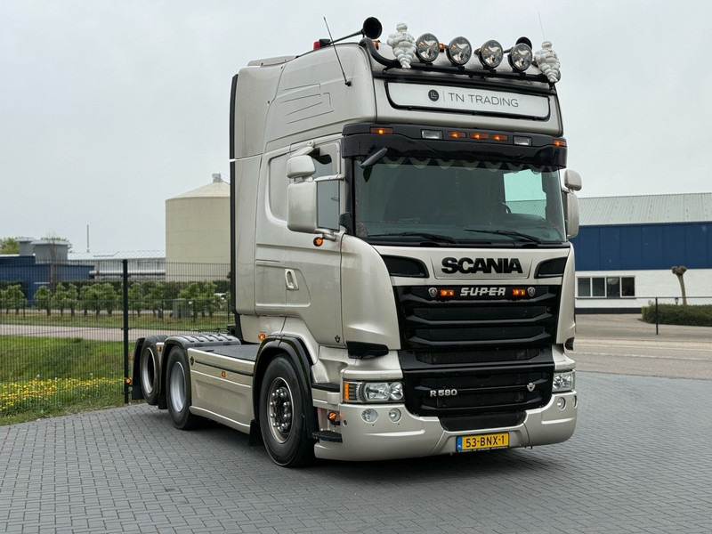 Scania R 580 SHOWTRUCK, VOLLUCHT, VOL SPOILER, RETARDER, SCHUIFSCHOTEL. - Влекач: снимка 1 Scania R 580 SHOWTRUCK, VOLLUCHT, VOL SPOILER, RETARDER, SCHUIFSCHOTEL. - Влекач: снимка 1