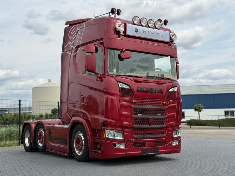 Scania S520 V8 NGS SHOWTRUCK, KLEP IN UITLAAT, 6X2/4, VOLLUCHT, RETARDER. - Влекач: снимка 1 Scania S520 V8 NGS SHOWTRUCK, KLEP IN UITLAAT, 6X2/4, VOLLUCHT, RETARDER. - Влекач: снимка 1