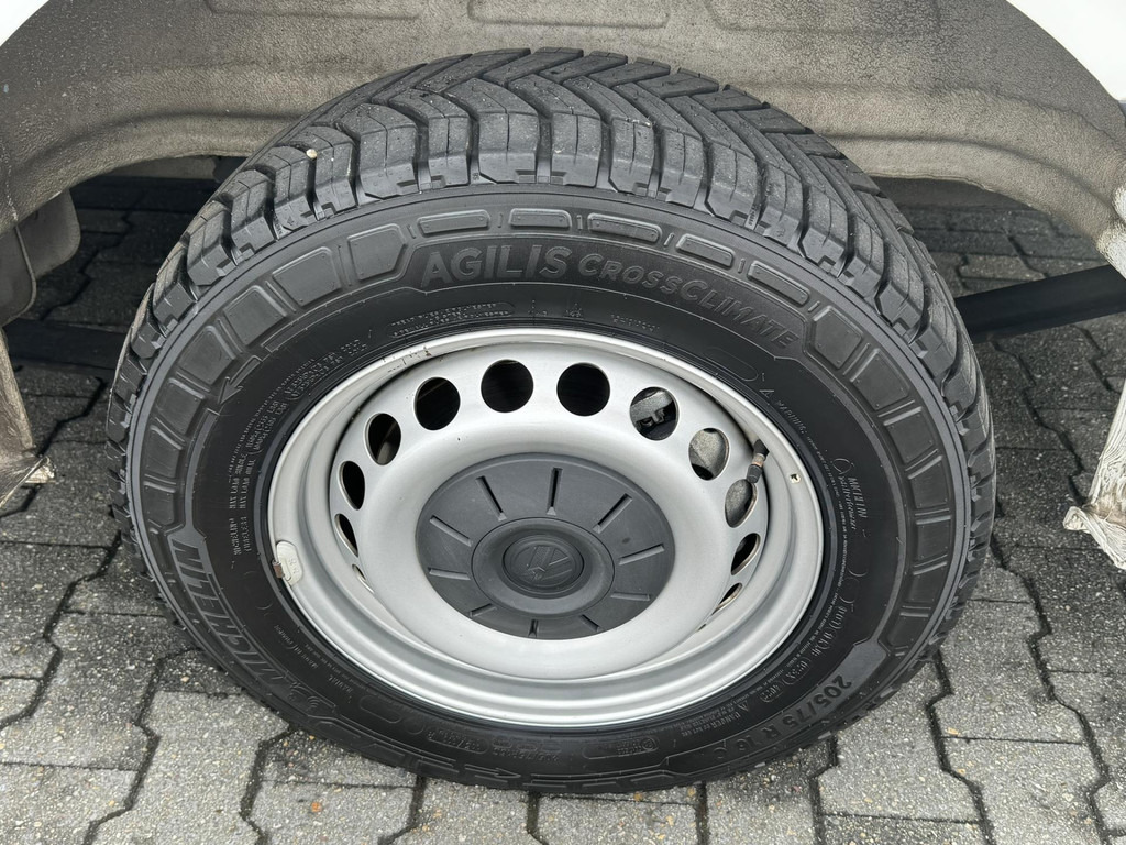 Volkswagen Crafter-30 2.0 TDI L3H3 Highline Topstaat! Trekhaak Carplay Cruise 4 Seizoenen banden Verwarmde voorruit Lat om Lat - Товарен бус: снимка 5 Volkswagen Crafter-30 2.0 TDI L3H3 Highline Topstaat! Trekhaak Carplay Cruise 4 Seizoenen banden Verwarmde voorruit Lat om Lat - Товарен бус: снимка 5