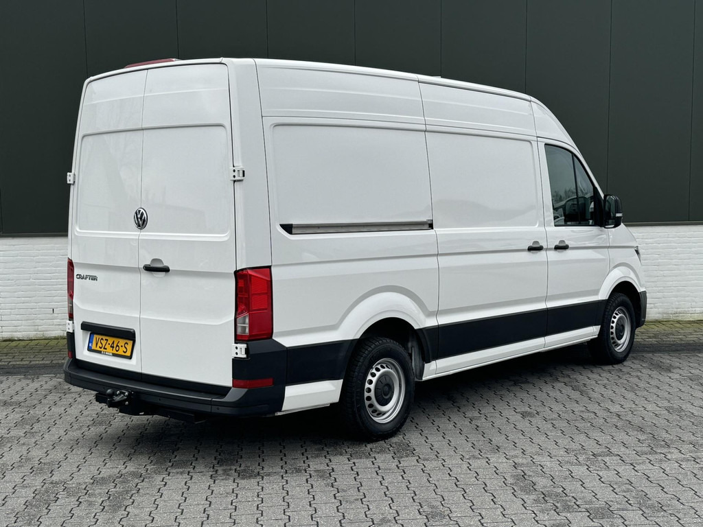 Volkswagen Crafter-30 2.0 TDI L3H3 Highline Topstaat! Trekhaak Carplay Cruise 4 Seizoenen banden Verwarmde voorruit Lat om Lat - Товарен бус: снимка 2 Volkswagen Crafter-30 2.0 TDI L3H3 Highline Topstaat! Trekhaak Carplay Cruise 4 Seizoenen banden Verwarmde voorruit Lat om Lat - Товарен бус: снимка 2