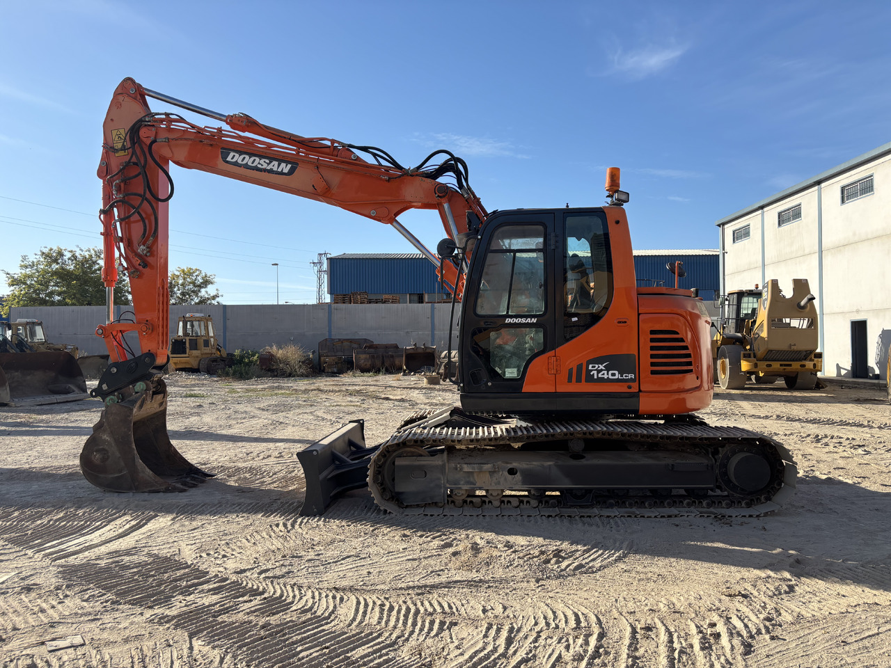 DOOSAN DX140-3 - Верижен багер: снимка 2 DOOSAN DX140-3 - Верижен багер: снимка 2