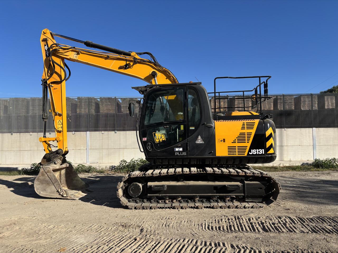 JCB JS131LC - Верижен багер: снимка 2 JCB JS131LC - Верижен багер: снимка 2