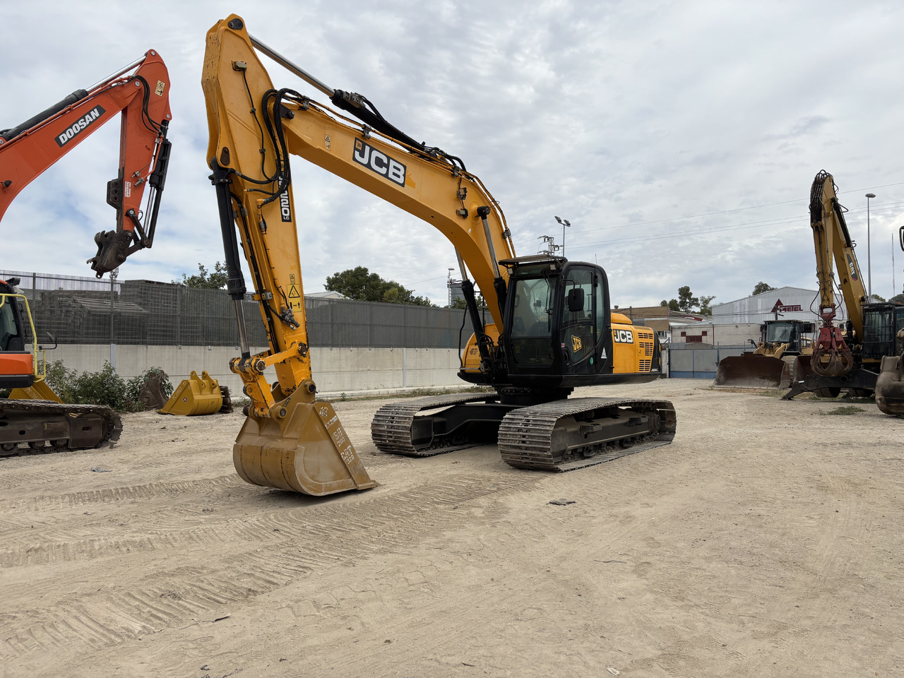 JCB JS220LC - Верижен багер: снимка 1 JCB JS220LC - Верижен багер: снимка 1