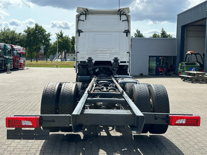Scania R660 V8 6x4 Chassis with Lift-Axle / Retarder / 445 Tkm / Wb 4.75 / Full Air! - Шаси кабина: снимка 4 Scania R660 V8 6x4 Chassis with Lift-Axle / Retarder / 445 Tkm / Wb 4.75 / Full Air! - Шаси кабина: снимка 4