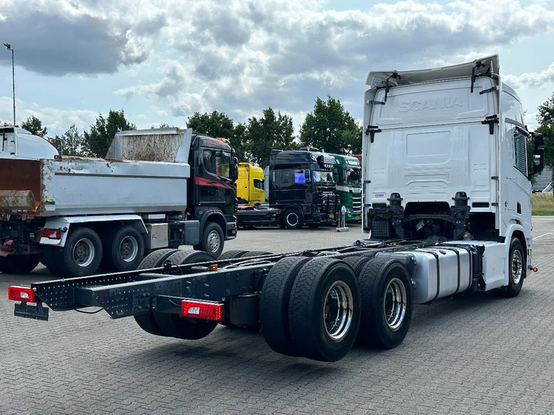 Scania R660 V8 6x4 Chassis with Lift-Axle / Retarder / 445 Tkm / Wb 4.75 / Full Air! - Шаси кабина: снимка 3 Scania R660 V8 6x4 Chassis with Lift-Axle / Retarder / 445 Tkm / Wb 4.75 / Full Air! - Шаси кабина: снимка 3