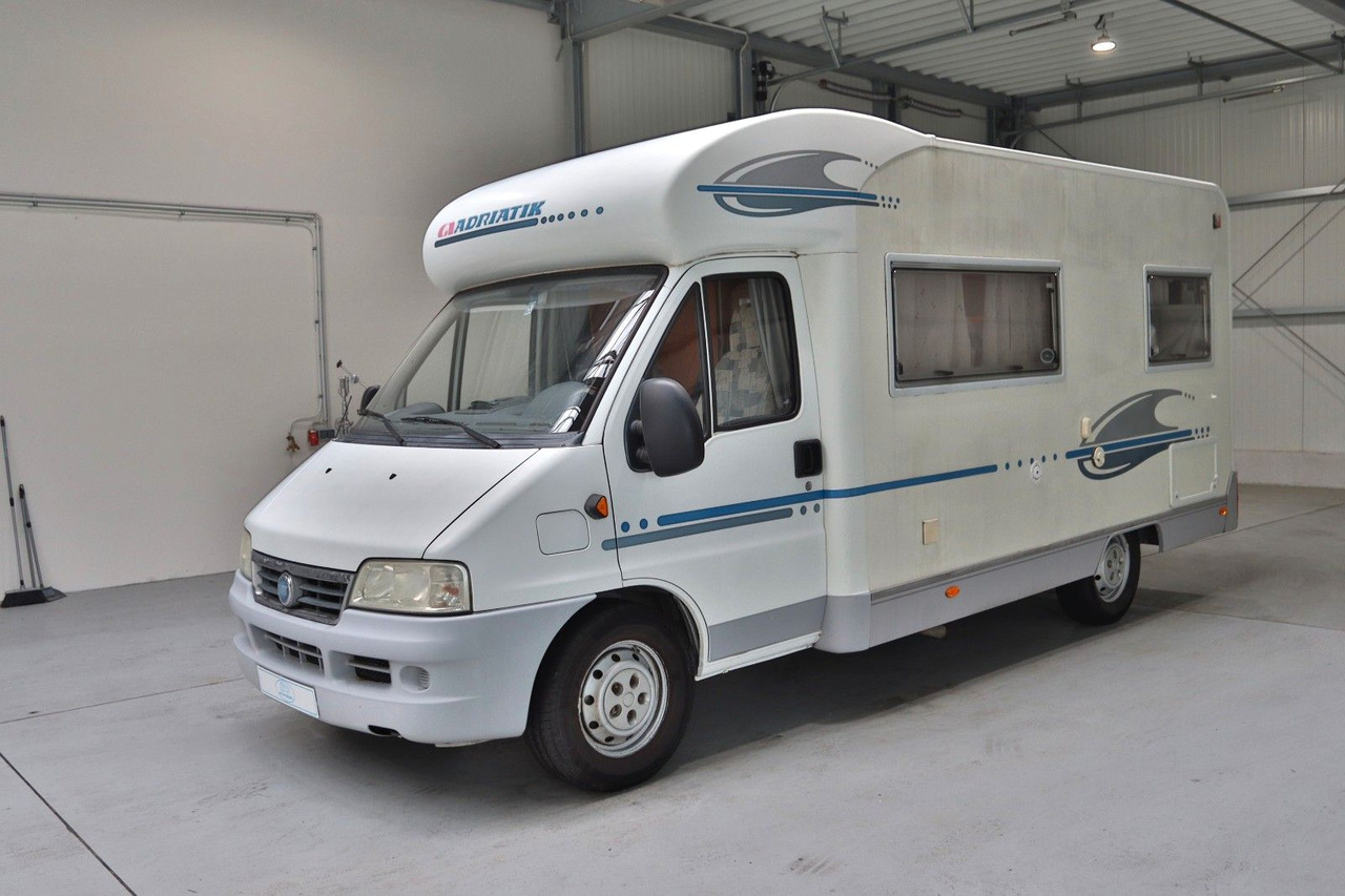 Adria Coral 590 DS / Festbett / Sehr gepflegt - Полуинтегриран кемпер: снимка 2 Adria Coral 590 DS / Festbett / Sehr gepflegt - Полуинтегриран кемпер: снимка 2