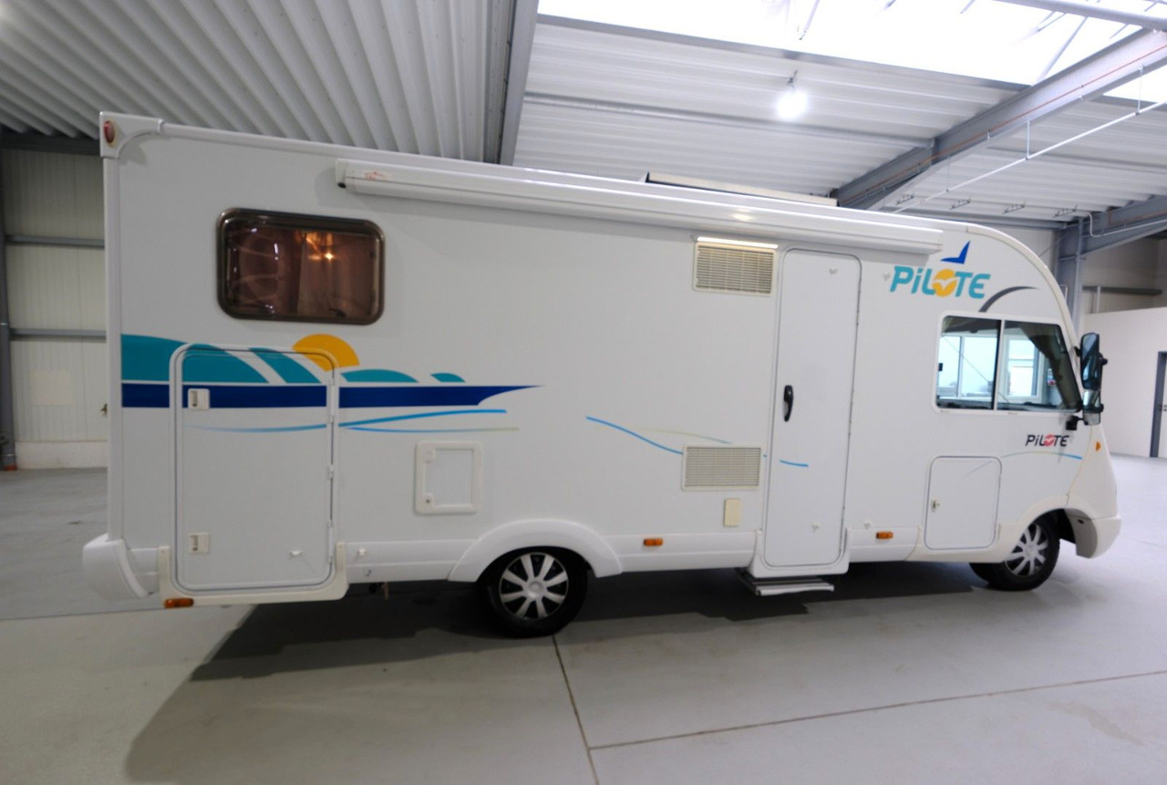 Pilote Aventura/Festbett+Hubbett/Garage/Klima/Solar - Интегриран кемпер: снимка 4 Pilote Aventura/Festbett+Hubbett/Garage/Klima/Solar - Интегриран кемпер: снимка 4