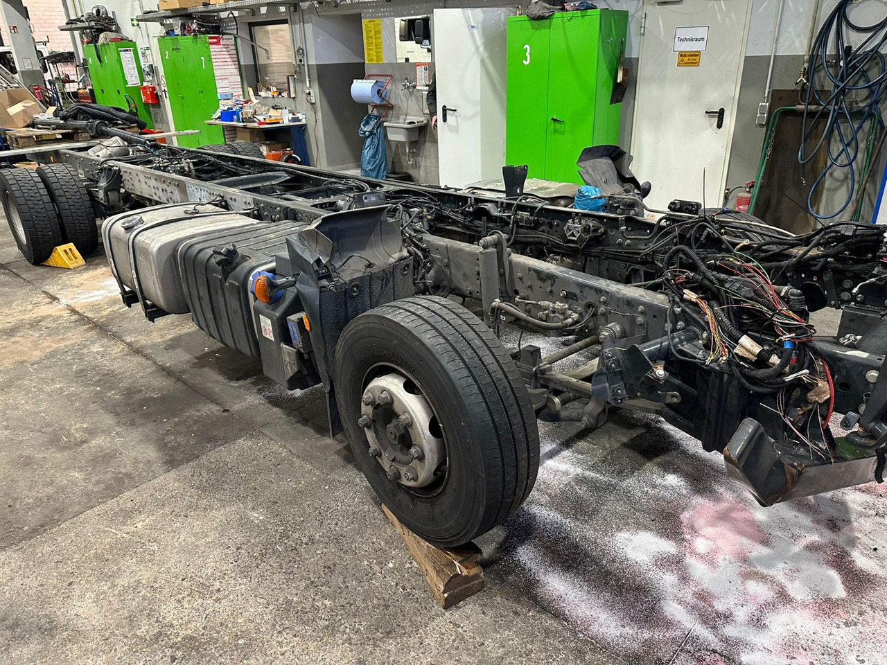 Iveco 110EL25 Unfallchassis ohne Motor/Getriebe - Шаси кабина: снимка 3 Iveco 110EL25 Unfallchassis ohne Motor/Getriebe - Шаси кабина: снимка 3