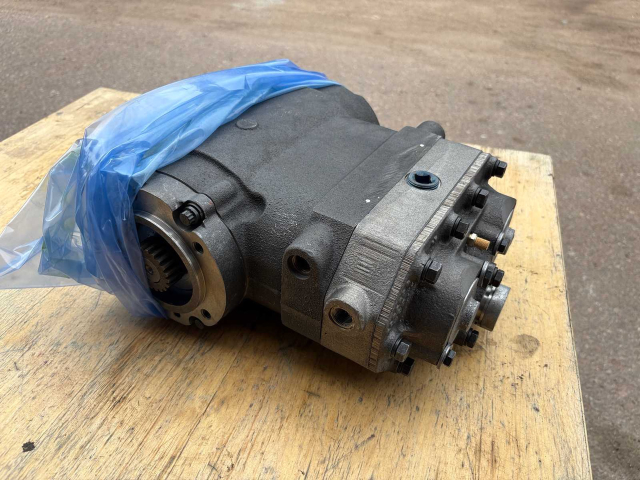 Air Dryer Compressor Cummins ST-676 - Компресор за Камион: снимка 1 Air Dryer Compressor Cummins ST-676 - Компресор за Камион: снимка 1