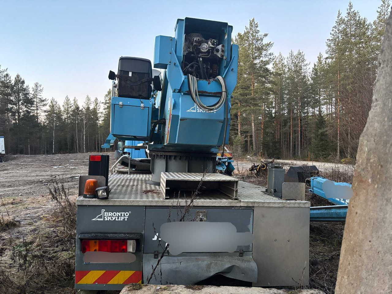 Scania P94 truck and Bronto Skylift telescopic crane - Камион с кран: снимка 4 Scania P94 truck and Bronto Skylift telescopic crane - Камион с кран: снимка 4