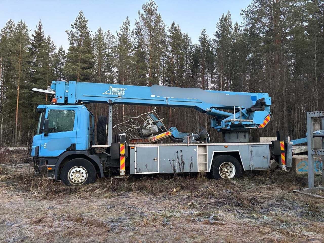 Scania P94 truck and Bronto Skylift telescopic crane - Камион с кран: снимка 2 Scania P94 truck and Bronto Skylift telescopic crane - Камион с кран: снимка 2